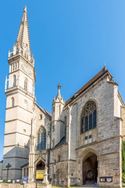 STEYR, AUSTRIA - 24 Haziran 2024 - Steyr sokaklarındaki eski kiliseye bakın. Steyr, Avusturya 'nın Yukarı Avusturya eyaletinde yer alan bir kenttir..