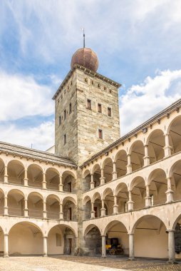 Tuğla şehrindeki Stockalperschloss kalesinin avlusuna bakın - İsviçre