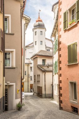 BRIG, SWitzerland - 18 Haziran 2024 - Brig kasabasının sokaklarında. Brig, İsviçre 'nin Brig ilçesine bağlı tarihi bir şehirdir..