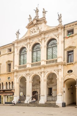 VICENZA, ITALY - 21 Haziran 2024 - Vicenza sokaklarındaki Saint Vincent Kilisesi 'nde görüş. Vicenza İtalya 'nın kuzeydoğusunda bir şehirdir.