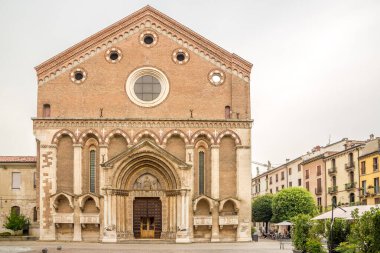 VICENZA, ITALY - 21 Haziran 2024 - Vicenza sokaklarındaki San Lorenzo Kilisesi manzarası. Vicenza İtalya 'nın kuzeydoğusunda bir şehirdir.