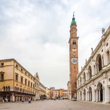 VICENZA, ITALY - 21 Haziran 2024 - Vicenza caddelerindeki Signori mekanına bakın. Vicenza İtalya 'nın kuzeydoğusunda bir şehirdir.