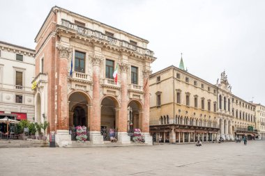 VICENZA, ITALY - 21 Haziran 2024 - Vicenza sokaklarındaki Loggia Sarayı binasına bakın. Vicenza İtalya 'nın kuzeydoğusunda bir şehirdir.