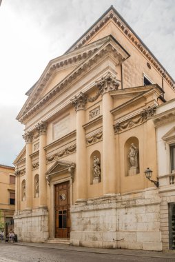 VICENZA, İTALYA - 21 Haziran 2024 - Vicenza sokaklarındaki Eski Saray binasına bakın. Vicenza İtalya 'nın kuzeydoğusunda bir şehirdir.