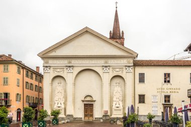 CARMAGNOLA, İtalya - 21 Haziran 2024 - Carmagnola caddelerindeki Saint Agostino Kilisesi 'ne bakın. Carmagnola İtalya 'nın Piedmont bölgesinde bir komündür..