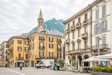 LECCO, İtalya - 18 Haziran 2024 - Lecco sokaklarında. Lecco, Kuzey İtalya 'da Lombardiya eyaletinde yer alan bir şehirdir..