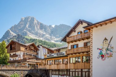 SAN MARTINO DI CASTROZZZA, İTALYA - 22 Haziran 2024 - İtalyan Dolomitleri 'nde San Martino di Castrozza sokaklarında. San Martino, Dolomitlerin en nefes kesici manzaralarından bazılarını sunuyor.
