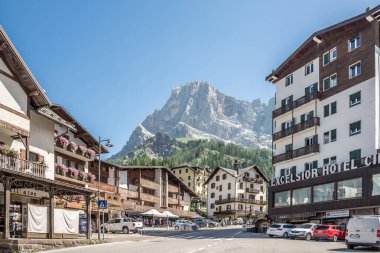 SAN MARTINO DI CASTROZZZA, İTALYA - 22 Haziran 2024 - İtalyan Dolomitleri 'nde San Martino di Castrozza sokaklarında. San Martino, Dolomitlerin en nefes kesici manzaralarından bazılarını sunuyor.