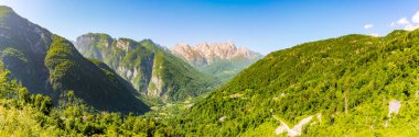 Dolomites, İtalya 'daki Cereda geçidinden dağlara panoramik manzara