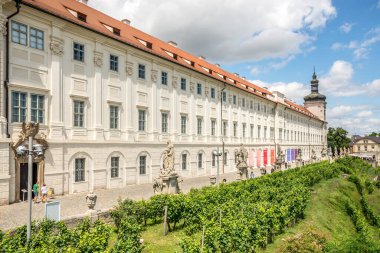KUTNA HORA, CZECH REUBLIC - 14 Temmuz 2024 - Kutna Hora sokaklarındaki Galeri binasına bakın. Kutna Hora, Çek Cumhuriyeti 'nin Merkez Bohemya Bölgesi' nde bir kasabadır..