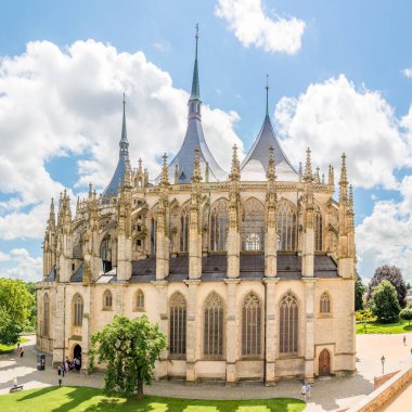 KUTNA HORA, CZECH REUBLIC - 14 Temmuz 2024 - Aziz Barborain Kilisesi Kutna Hora caddeleri manzarası. Kutna Hora, Çek Cumhuriyeti 'nin Merkez Bohemya Bölgesi' nde bir kasabadır..