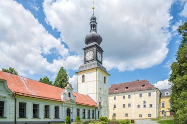 Çek Cumhuriyeti 'nin Zdar nad Sazavou' daki Meryem Ana 'nın Bazilikası Çan Kulesi' ne bakın.