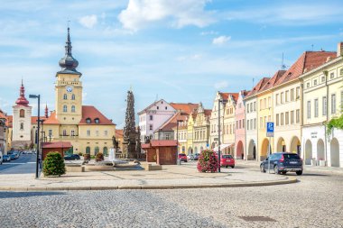 ZATEC, CZECH REPUBLIC - 18 Temmuz 2024 - Zatec 'te belediye binası ve Kutsal Üçlemeci sütunu olan yerde görünüm. Zatec, Çek Cumhuriyeti 'nin Usti nad Labem bölgesinin Louny ilçesine bağlı bir kasabadır..
