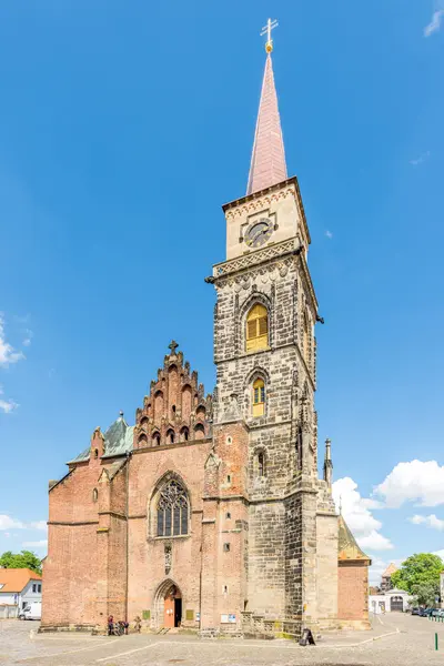 NYMBURK, CZECH REPUBLIC - 14 Temmuz 2024 - Nymburk sokaklarındaki Saint Giles Kilisesi 'ne bakın. Nymburk, Çek Cumhuriyeti 'nin Merkez Bohemya Bölgesi' nde bir kasabadır..