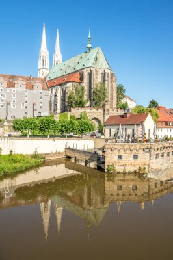 GORLITZ, GERMANY - 15 Temmuz 2024 - Gorlitz 'li Aziz Peter ve Paul Kilisesi' nin üzerinde nehir manzarası. Gorlitz, Almanya 'da Saksonya eyaletinde yer alan bir şehirdir..