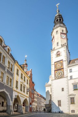 GORLITZ, GERMANY - 15 Temmuz 2024 - Gorlitz sokaklarındaki Eski Kasaba binasının Saat Kulesi 'ne bakın. Gorlitz, Almanya 'da Saksonya eyaletinde yer alan bir şehirdir..