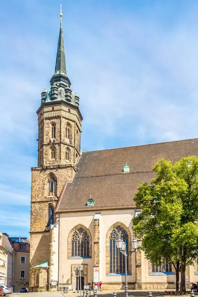 BAUTZEN, GERMANY - 15 Temmuz 2024 - Bautzen sokaklarındaki Aziz Peter Kilisesi 'ne bakın. Bautzen, Almanya 'da Saksonya eyaletinde yer alan bir şehirdir..