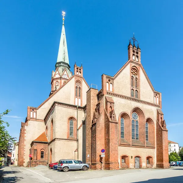 Almanya 'da Lobau sokaklarındaki Aziz Nikolai Kilisesi' ne bakın.