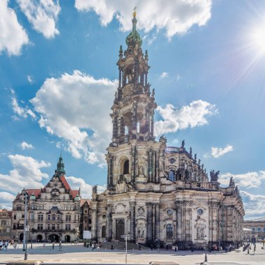 DRESDEN, ALMANY - 15 HAZİRAN 2024 Dresden sokaklarındaki Kutsal Üçleme Katedrali 'ne bakın. Dresden, Almanya 'nın Saksonya eyaletinin başkentidir..