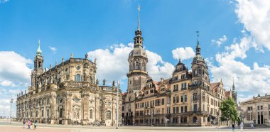 DRESDEN, ALMANY - 15 HAZİRAN 2024 - Dresden sokaklarındaki Kutsal Üçlemeci Kulesi Katedrali 'ne bakın. Dresden, Almanya 'nın Saksonya eyaletinin başkentidir..