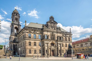 DRESDEN, ALMANY - 15 Temmuz 2024 - Dresden sokaklarındaki eski binaya bakın. Dresden, Almanya 'nın Saksonya eyaletinin başkentidir..