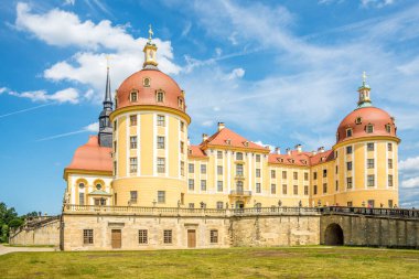 Moritzburg, Almanya - 15 Temmuz 2024 Moritzburg Şatosu 'na bakın. Kale Almanya 'da Dresden' e çok uzak değil..