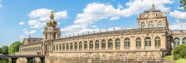 Almanya 'nın Dresden caddelerinde Zwinger' in Kronen Kulesi