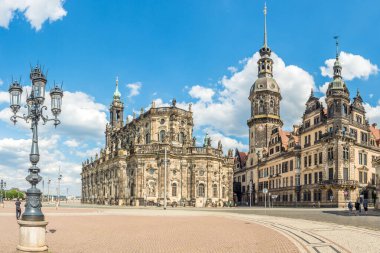 Almanya 'da Dresden sokaklarındaki Kutsal Üçleme ve Hausmann Kulesi Katedrali.