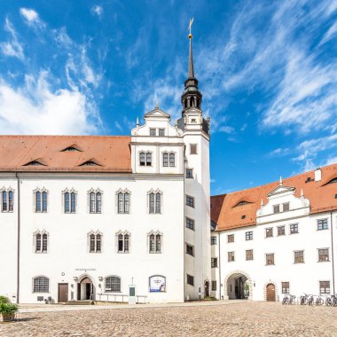 TORGAU, ALMANY - 16 HAZİRAN 2024 - Torgau şatosu Hartenfels 'in avlusunda Torgau sokaklarında manzara. Torgau, Almanya 'da Saksonya eyaletinde yer alan bir şehirdir.. 