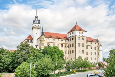 TORGAU, ALMANY - 16 HAZİRAN 2024 - Torgau sokaklarındaki Hartenfels Kalesi 'ne bakın. Torgau, Almanya 'da Saksonya eyaletinde yer alan bir şehirdir.. 