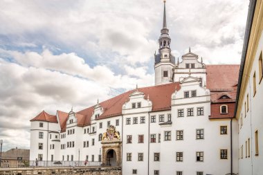 TORGAU, ALMANY - 16 HAZİRAN 2024 - Torgau sokaklarındaki Hartenfels Kalesi 'ne bakın. Torgau, Almanya 'da Saksonya eyaletinde yer alan bir şehirdir.. 