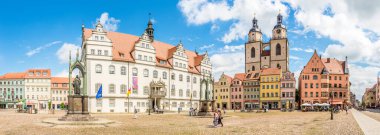Witness TENBERG, ALMANY - 16 Temmuz 2024 - Wittenberg pazarındaki Santa Maria kilisesinde panoramik manzara. Wittenberg, Almanya 'da Saksonya-Anhalt eyaletinde yer alan bir şehirdir..
