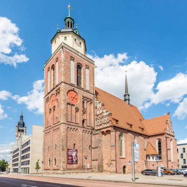 DESSAU, ALMANY - 16 HAZİRAN 2024 - Dessau sokaklarındaki Santa Maria Kilisesi 'ne bakın. Dessau, Almanya 'da Saksonya Anhalt eyaletinde yer alan bir şehirdir..
