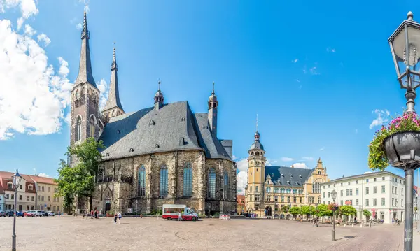 KOTHEN, ALMANY - 16 HAZİRAN 2024 - Kothen pazarındaki Aziz Jacob kilisesinde manzara. Kothen Almanya 'da bir şehirdir..