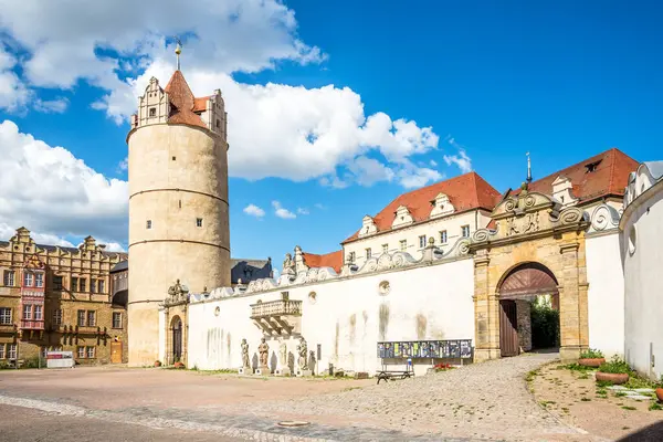 Bernburg Şatosu 'nun avlusunda, Almanya' nın Bernburg şehrinin sokaklarında 