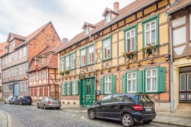 QUEDLINBURG, ALMANY - 17 Temmuz 2024 - Quedlinburg sokaklarında. Quedlinburg, Almanya 'da Saksonya-Anhalt eyaletinde yer alan bir şehirdir..