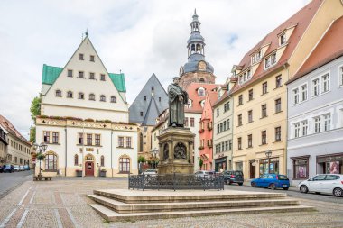 EISLEBEN, ALMANY - 17 Temmuz 2024 - Martin Luther Mamorial Eisleben Pazaryerinde. Eisleben, Almanya 'da Saksonya-Anhalt eyaletinde yer alan bir şehirdir..