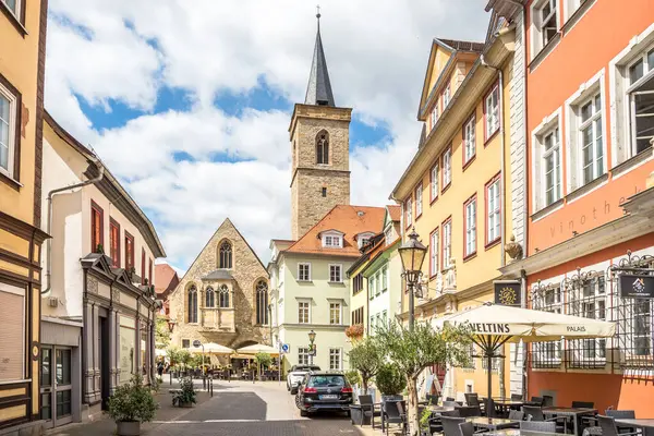 ERFURT, ALMANY - 17 HAZİRAN 2024 Erfurt sokaklarında. Erfurt, Almanya 'nın Thüringen eyaletinin başkenti ve en büyük şehridir..