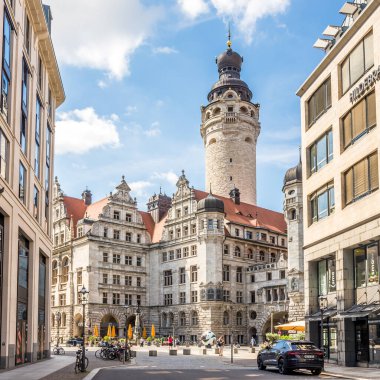 LEIPZIG, ALMANY - 18 Temmuz 2024 - Leipzig caddelerindeki Yeni Belediye Binası 'nda Manzara. Leipzig, Almanya 'nın Saksonya eyaletinin en kalabalık şehridir..