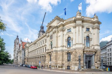 LEIPZIG, ALMANY - 18 Temmuz 2024 - Leipzig sokaklarındaki Markthall binasına bakın. Leipzig, Almanya 'nın Saksonya eyaletinin en kalabalık şehridir..