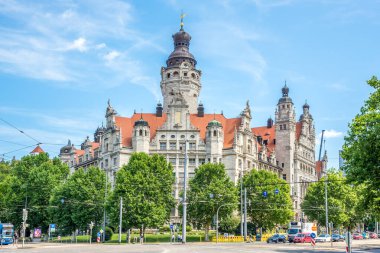 LEIPZIG, ALMANY - 18 Temmuz 2024 - Leipzig sokaklarındaki New Town Hall Binası 'na bakın. Leipzig, Almanya 'nın Saksonya eyaletinin en kalabalık şehridir..