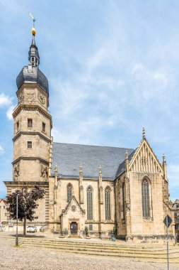 ALTENBURG, GERMANY - 18 Temmuz 2024 - Altenburg sokaklarındaki Saint Bartholomew kilisesinde manzara. Altenburg, Almanya 'da Thüringen eyaletinde yer alan bir şehirdir..