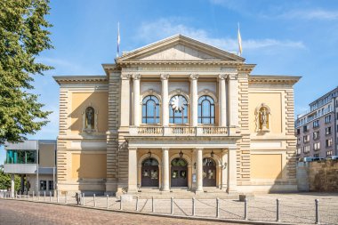 Halle - Almanya sokaklarındaki Opera Binası 'na bakın.