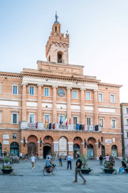 FOLIGNO, İtalya - 30 Ağustos 2024 - Foligno caddelerindeki belediye binasında manzara. Foligno, İtalya 'nın doğusunda Umbria eyaletinde yer alan bir şehirdir.,