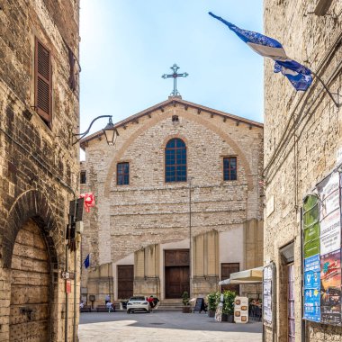 GUBBIO, İtalya - 30 Ağustos 2024 - Gubbio sokaklarındaki San Domenico Kilisesi manzarası. Gubbio, İtalya 'nın Umbria bölgesinde bir komündür..