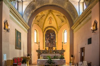 GRADARA, İtalya - 30 Ağustos 2024 - Eski Gradara kentindeki Aziz John Vaftizci Kilisesi. Gradara, İtalya 'nın orta kesiminde, Marche bölgesinde bir şehirdir..