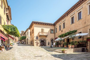 GRADARA, ITALY - 30 AĞUSTOS 2024 - Gradara 'daki Novembre bölgesinde manzara. Gradara, İtalya 'nın orta kesiminde, Marche bölgesinde bir şehirdir..