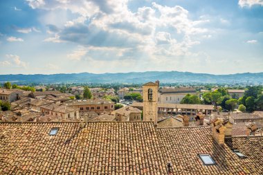 Gubbio-İtalya 'daki Grand Place' den Gubbio 'nun Çatıları' na bakın.