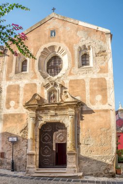 İtalya 'da Crotone sokaklarındaki Santa Chiara Kilisesi' ne bakın.