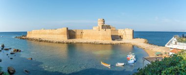 Güney İtalya 'daki Le Castella Kalesi' nin panoramik manzarası